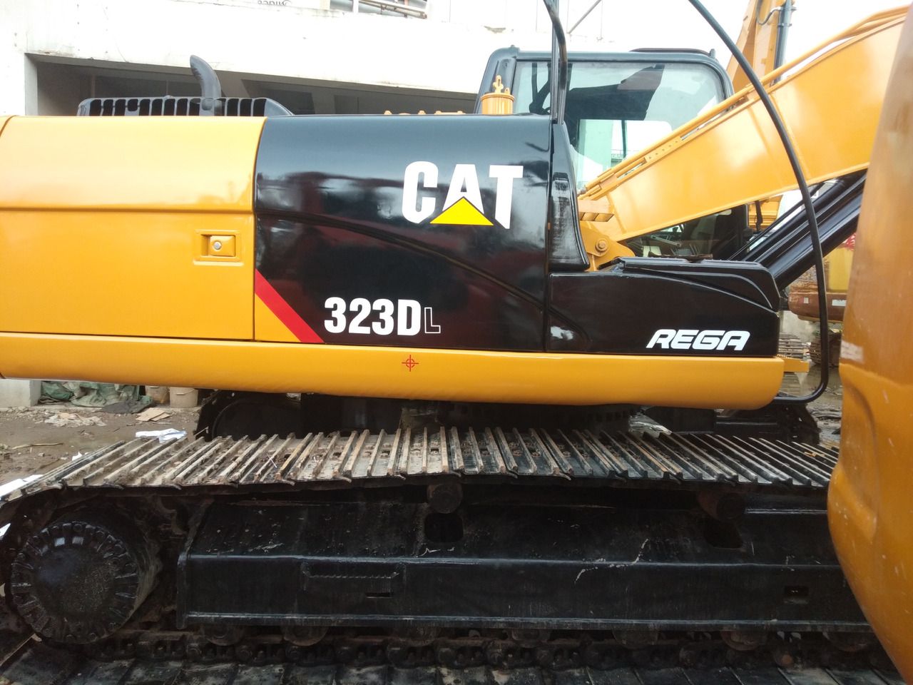 2016 Caterpillar 323DL crawler excavator side view 2016 Caterpillar 323DL crawler excavator side view
