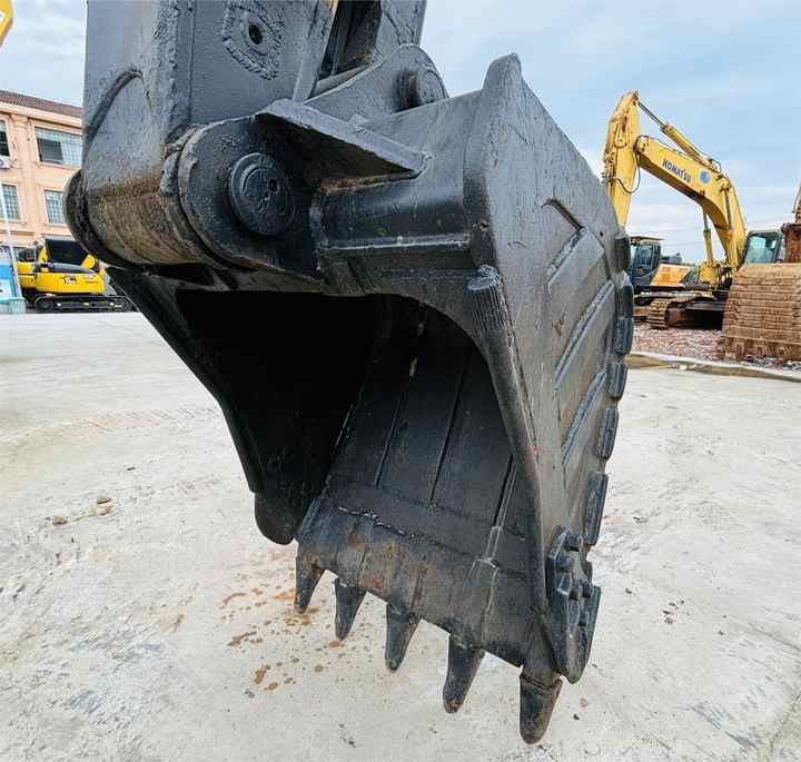 2015 Caterpillar 320B crawler excavator bucket close-up 2015 Caterpillar 320B crawler excavator bucket close-up