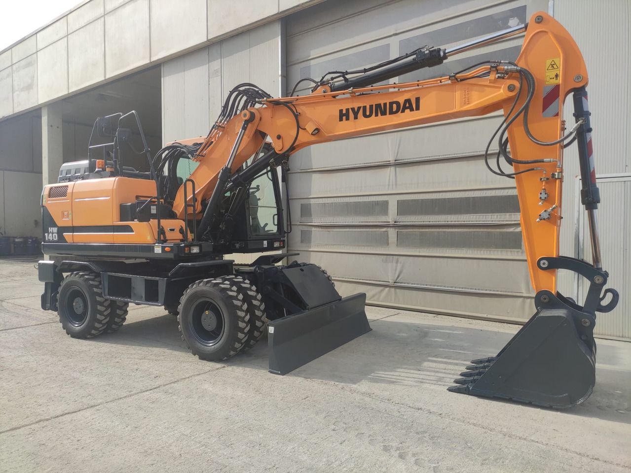 2018 Hyundai HW140-9 wheel excavator side view