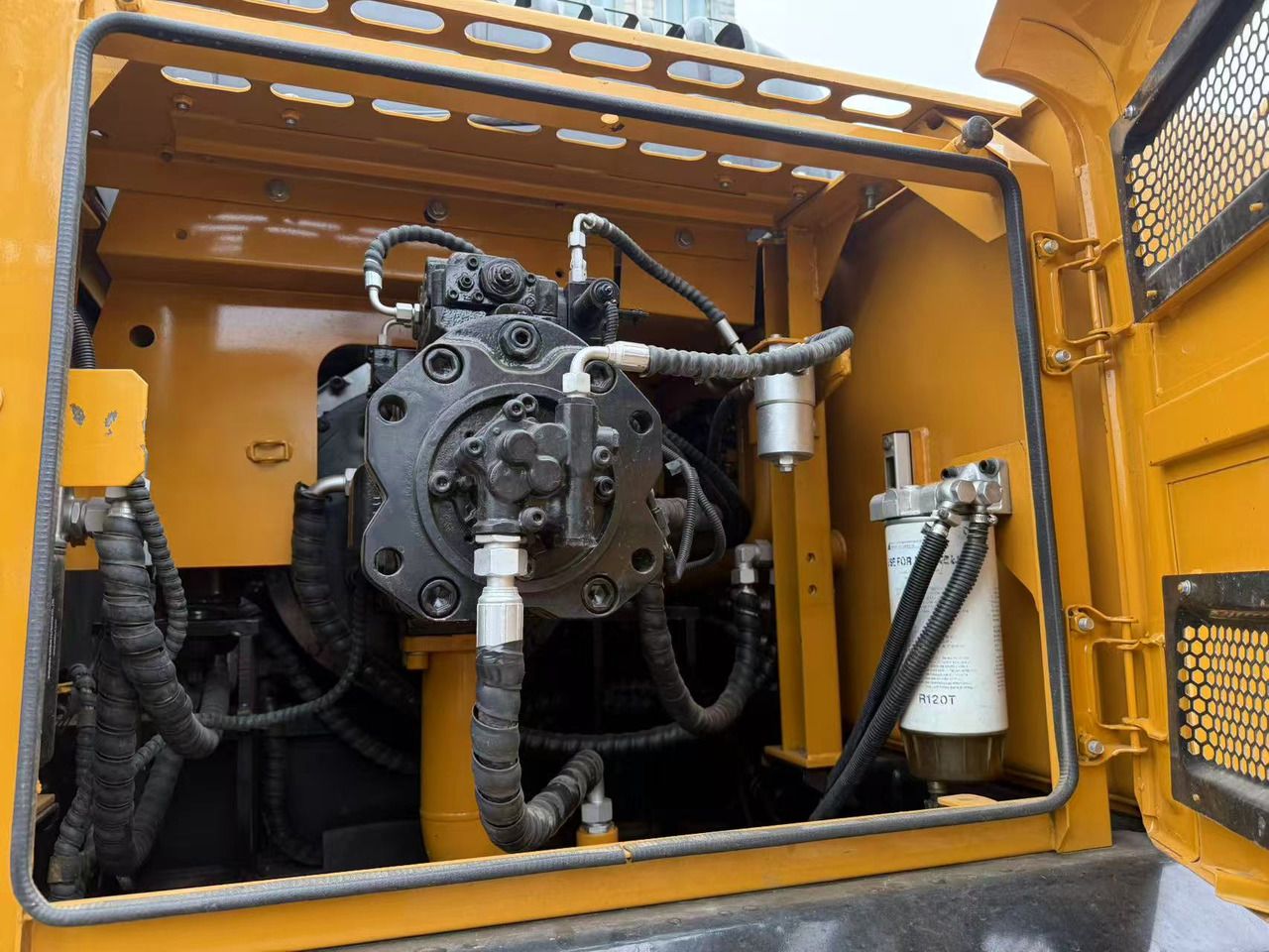 2024 Sany SY365H crawler excavator engine compartment view 2024 Sany SY365H crawler excavator engine compartment view