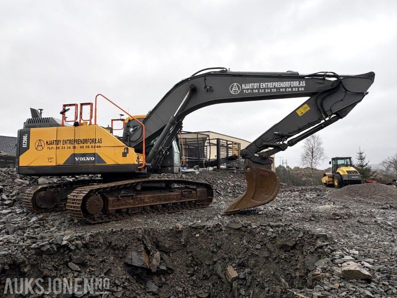 2015 Volvo EC250EL crawler excavator, side view