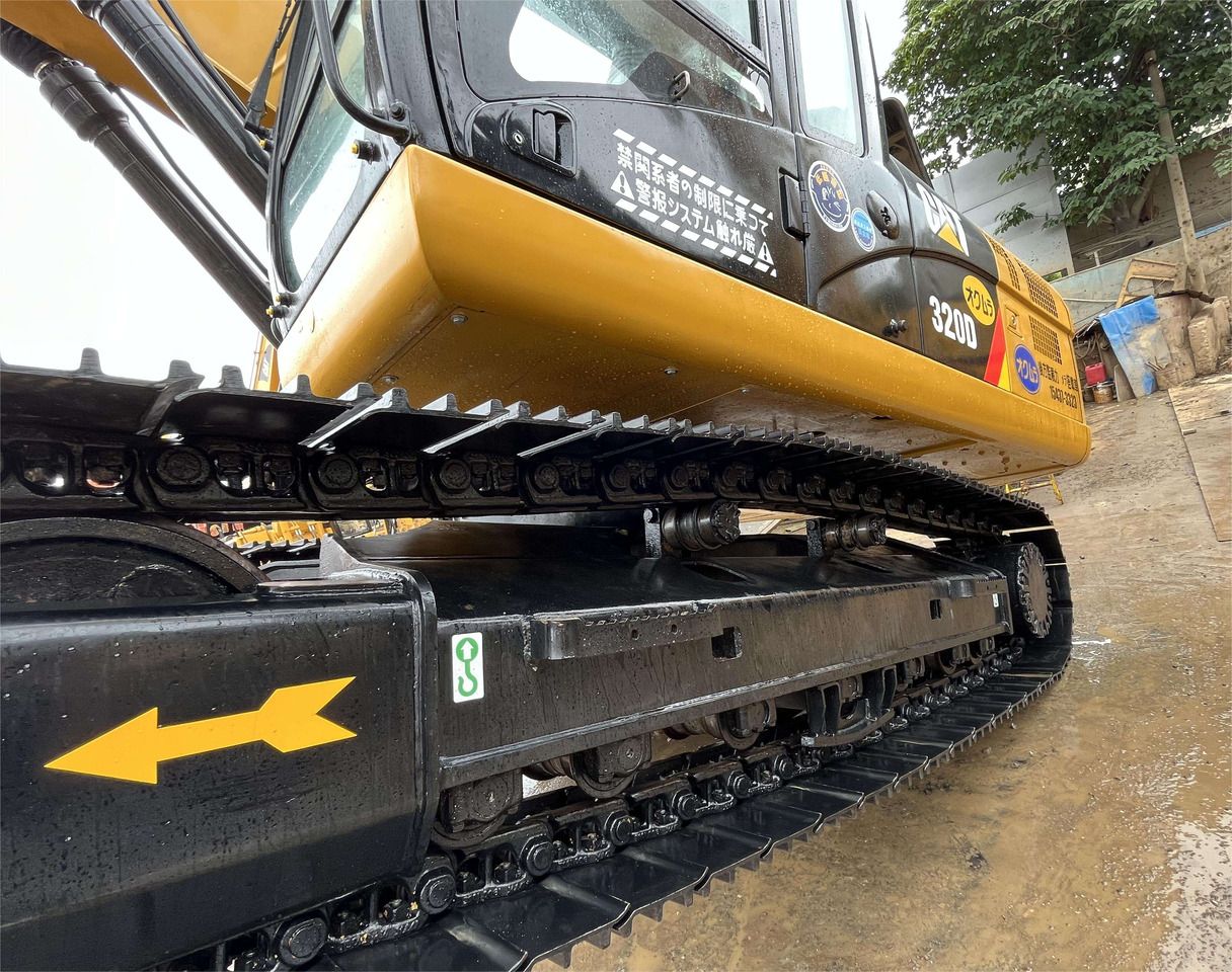 Escavatore cingolato Caterpillar 320D del 2016, vista laterale dei cingoli e del carro Escavatore cingolato Caterpillar 320D del 2016, vista laterale dei cingoli e del carro
