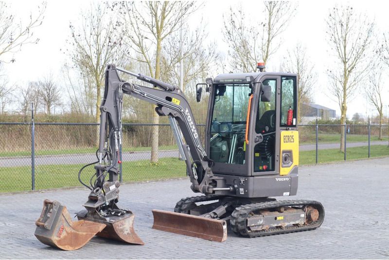 Volvo ECR25 Elettrico | JECR25D | Tiltbucket | Benna (2021)