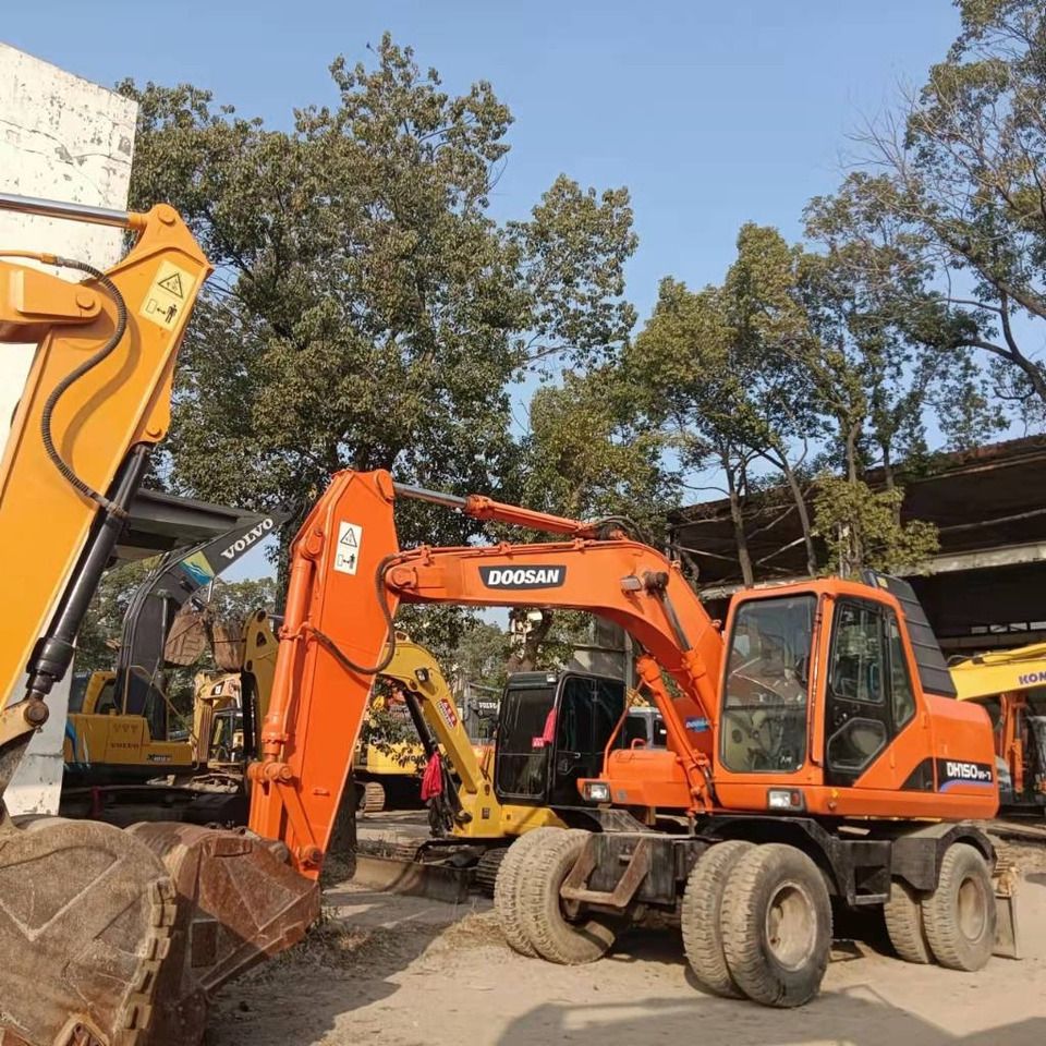 2020 Doosan DH150W-7 wheel excavator, side profile view 2020 Doosan DH150W-7 wheel excavator, side profile view