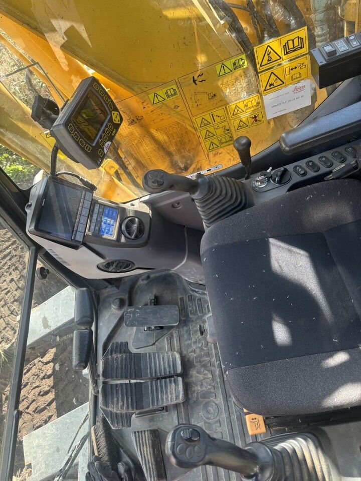 2016 Komatsu PC138US-11 excavator interior view