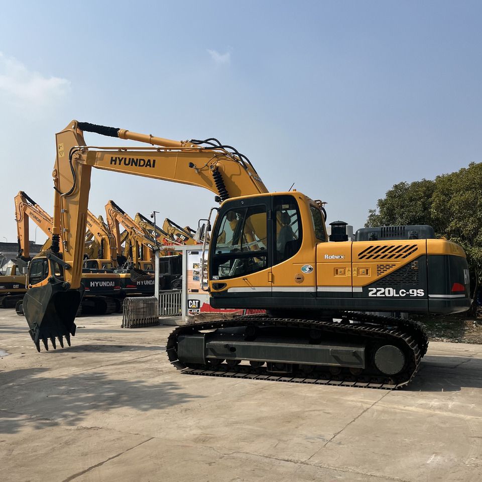 2023 Hyundai R220LC-9S crawler excavator side view