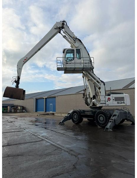 2009 Liebherr 934 material handler, side profile view 2009 Liebherr 934 material handler, side profile view