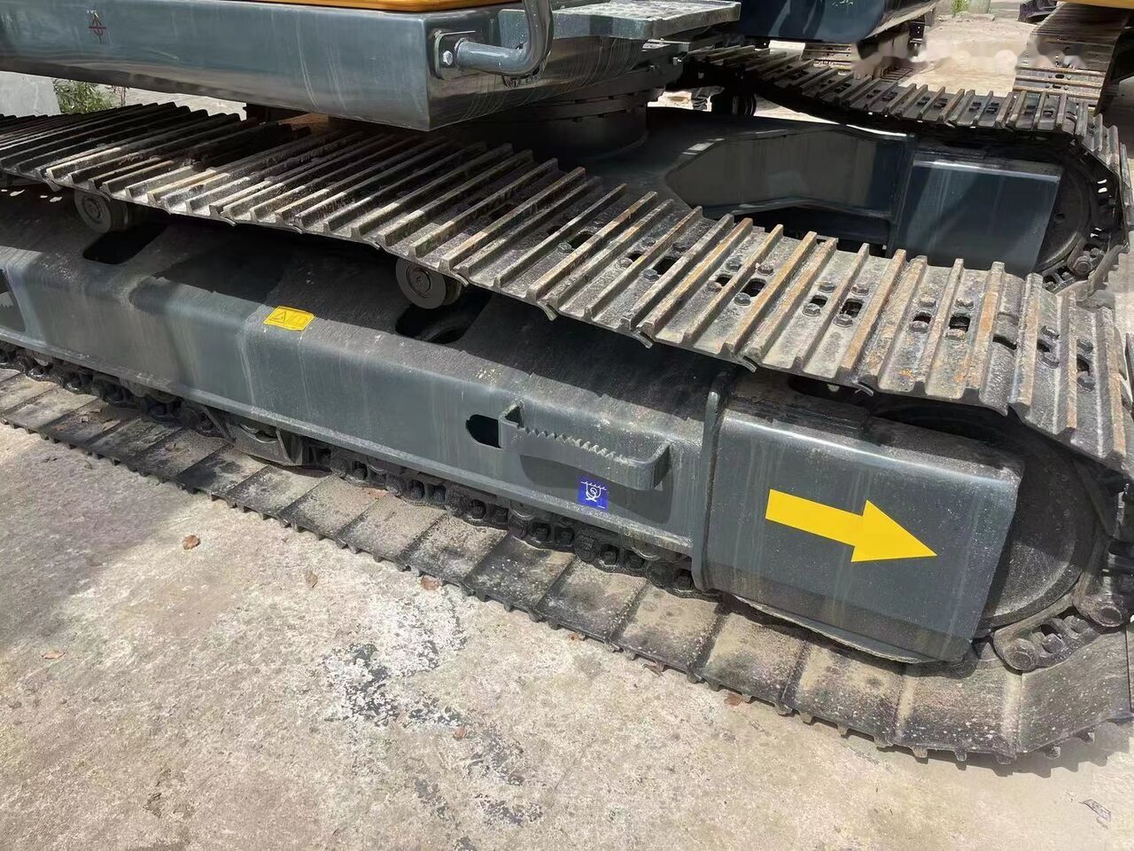 2021 Hyundai R220LC-9S crawler excavator undercarriage view