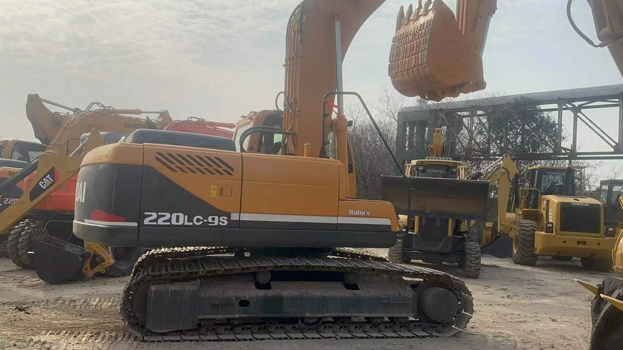 2016 Hyundai 220LC-9S crawler excavator, side view 2016 Hyundai 220LC-9S crawler excavator, side view