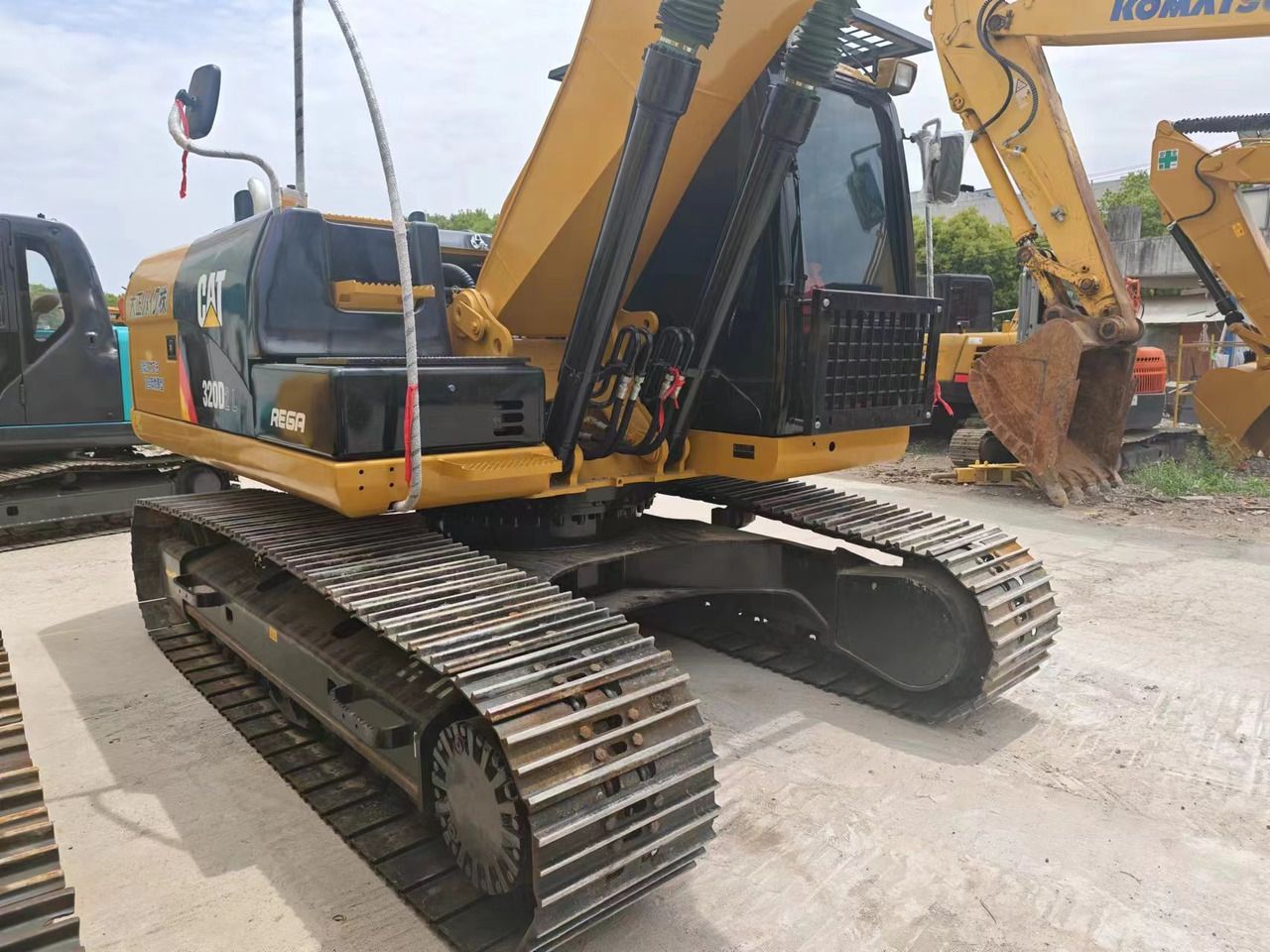 Гусеничный экскаватор Caterpillar 320D L 2020, вид сзади в три четверти Гусеничный экскаватор Caterpillar 320D L 2020, вид сзади в три четверти