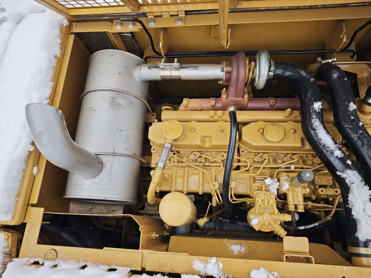 Widok komory silnika koparki gąsienicowej Caterpillar 320CL z 2021 roku Widok komory silnika koparki gąsienicowej Caterpillar 320CL z 2021 roku