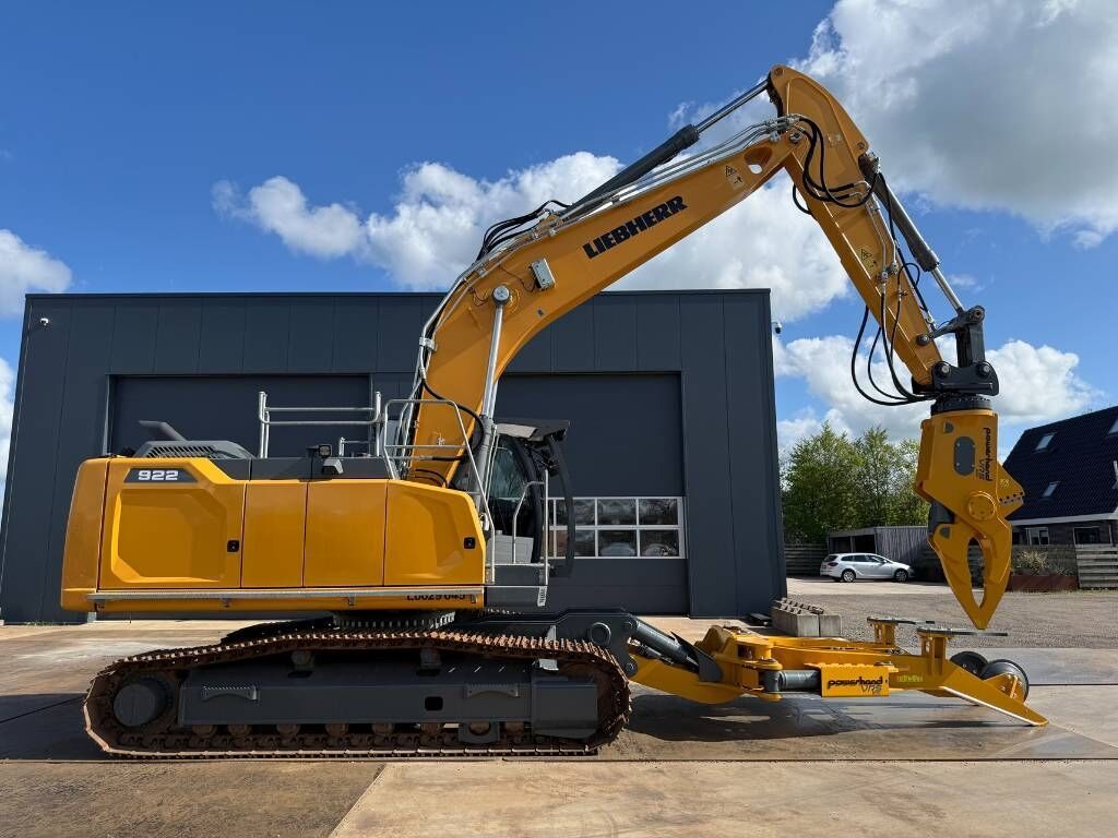 2020 Liebherr R922LC material handler side view 2020 Liebherr R922LC material handler side view