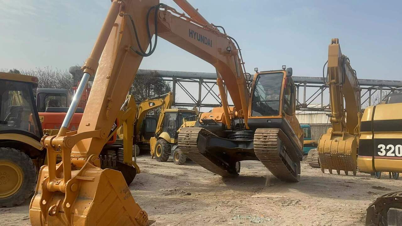 2016 Hyundai R220LC-9S crawler excavator, front three-quarter view 2016 Hyundai R220LC-9S crawler excavator, front three-quarter view
