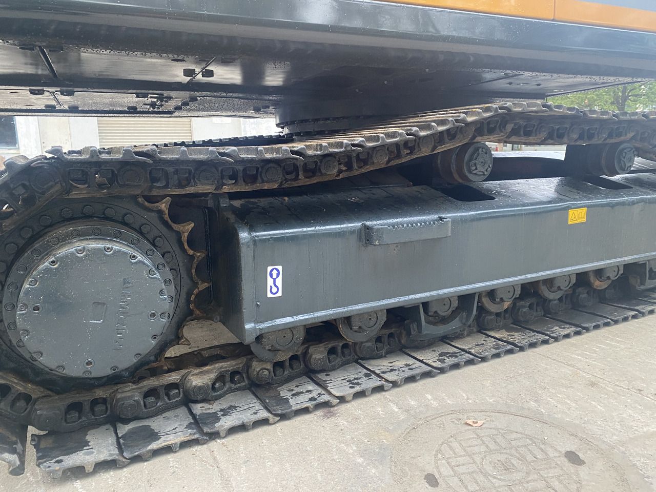 2020 Hyundai R305LC-9T crawler excavator undercarriage view 2020 Hyundai R305LC-9T crawler excavator undercarriage view