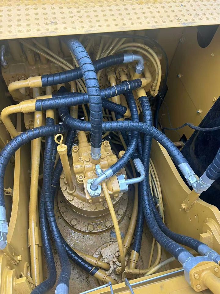 2019 Caterpillar 320D2 crawler excavator hydraulic pump detail 2019 Caterpillar 320D2 crawler excavator hydraulic pump detail