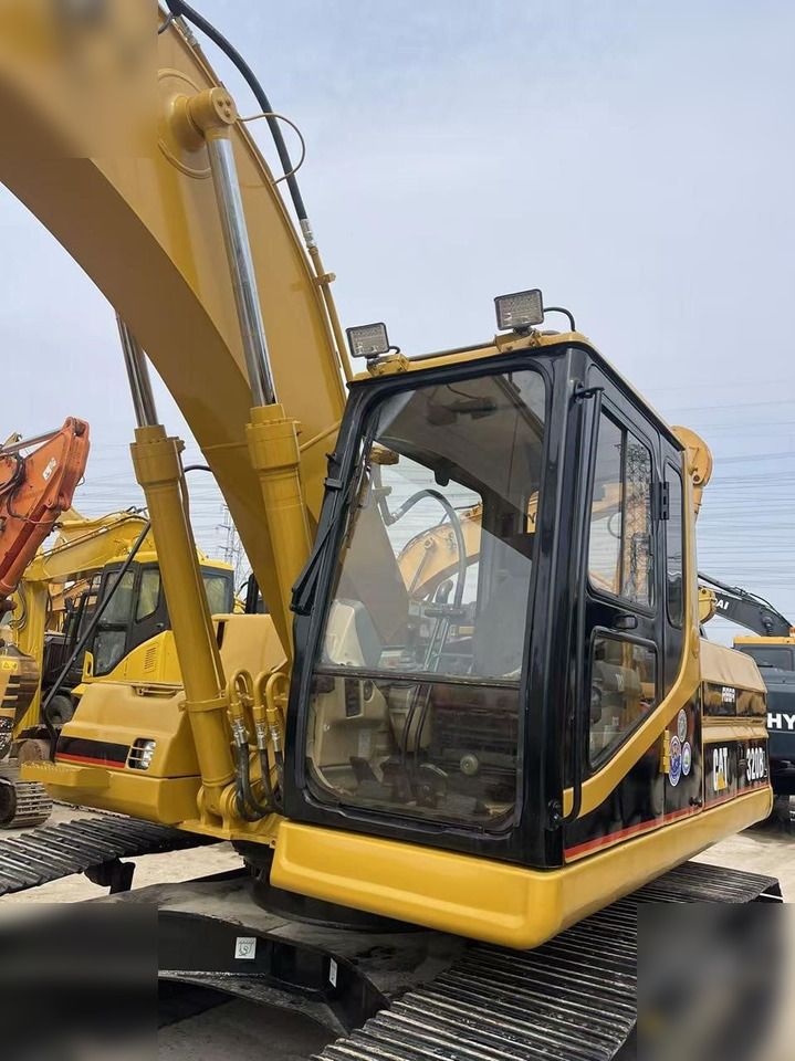 2004 Caterpillar 320BL crawler excavator cab and boom view 2004 Caterpillar 320BL crawler excavator cab and boom view