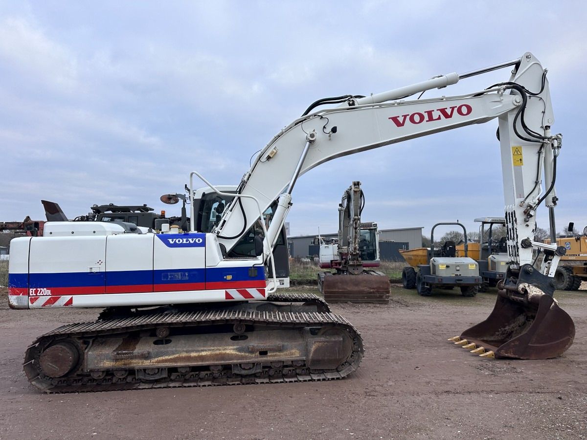 2013 Volvo EC220DL crawler excavator side view 2013 Volvo EC220DL crawler excavator side view