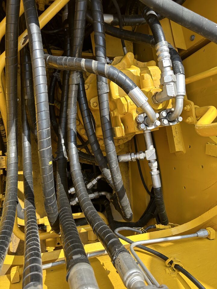 2024 Komatsu PC240LC hydraulic system detail 2024 Komatsu PC240LC hydraulic system detail
