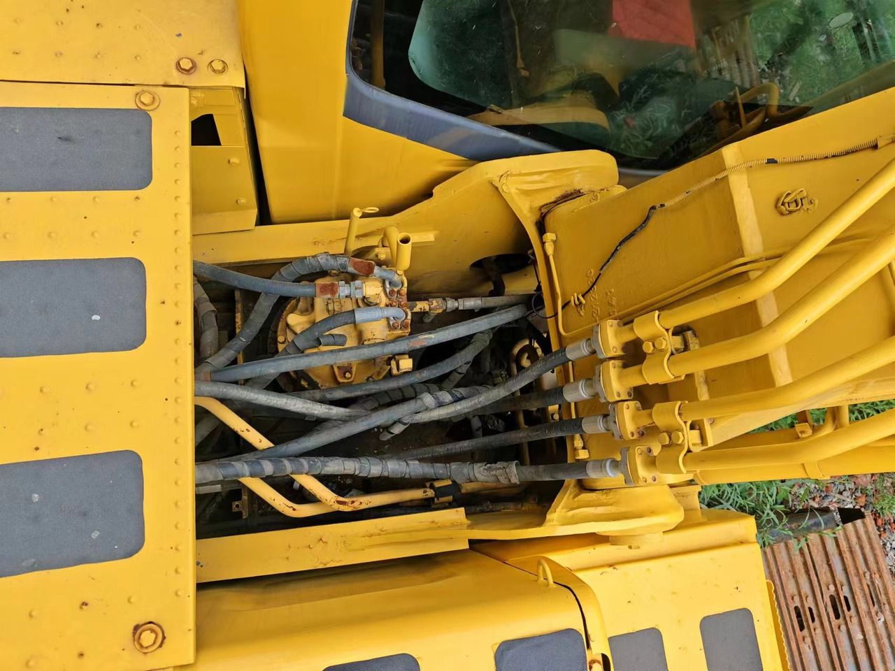 Escavadora de rastos Komatsu PC200-8 de 2018, vista do compartimento hidráulico