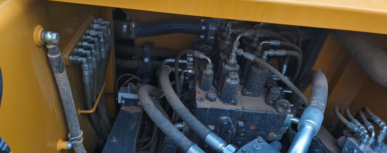 2024 XCMG XE200GA crawler excavator hydraulic control valve detail 2024 XCMG XE200GA crawler excavator hydraulic control valve detail