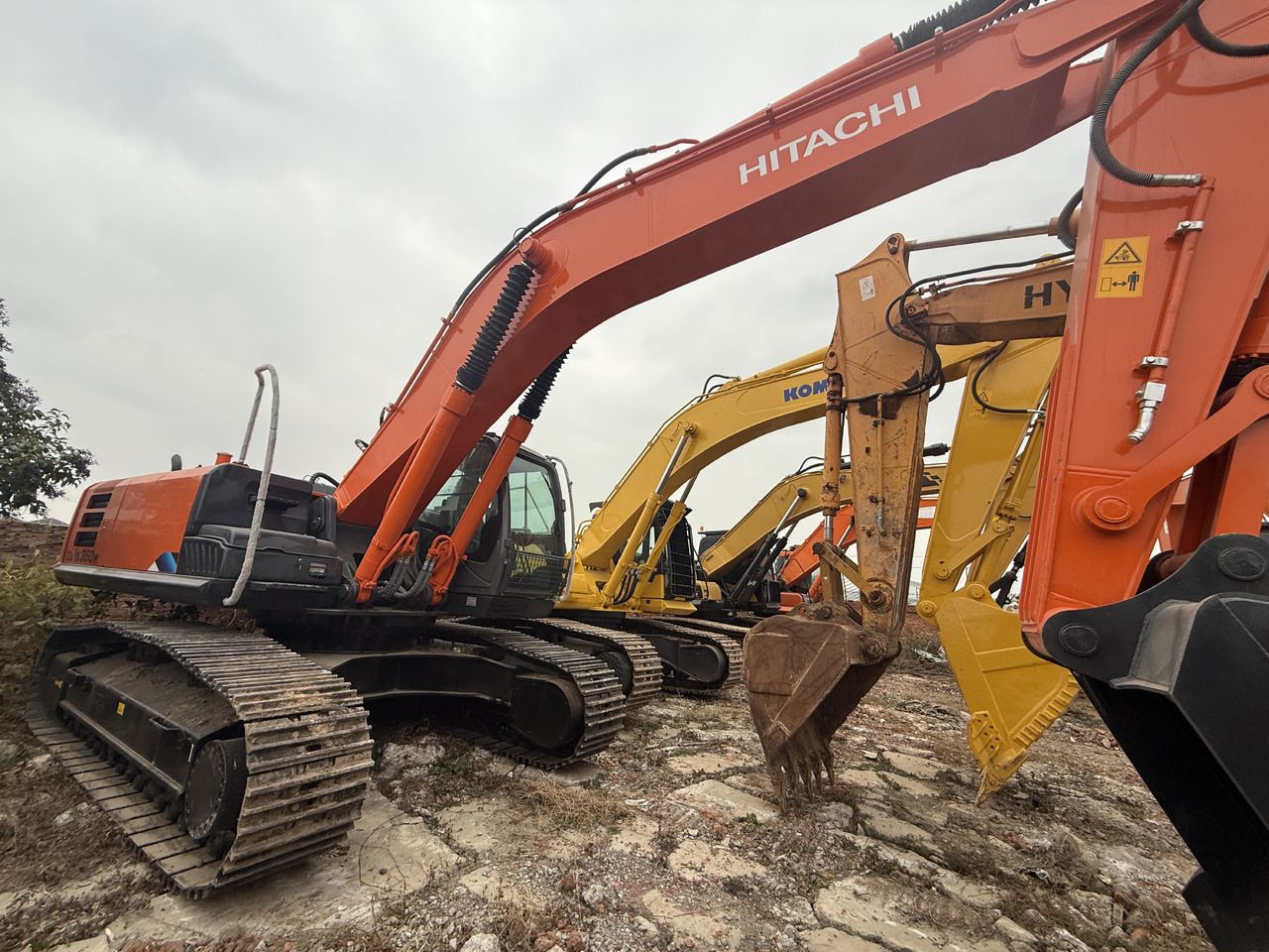 2023 Hitachi 350-5G crawler excavator, side view 2023 Hitachi 350-5G crawler excavator, side view