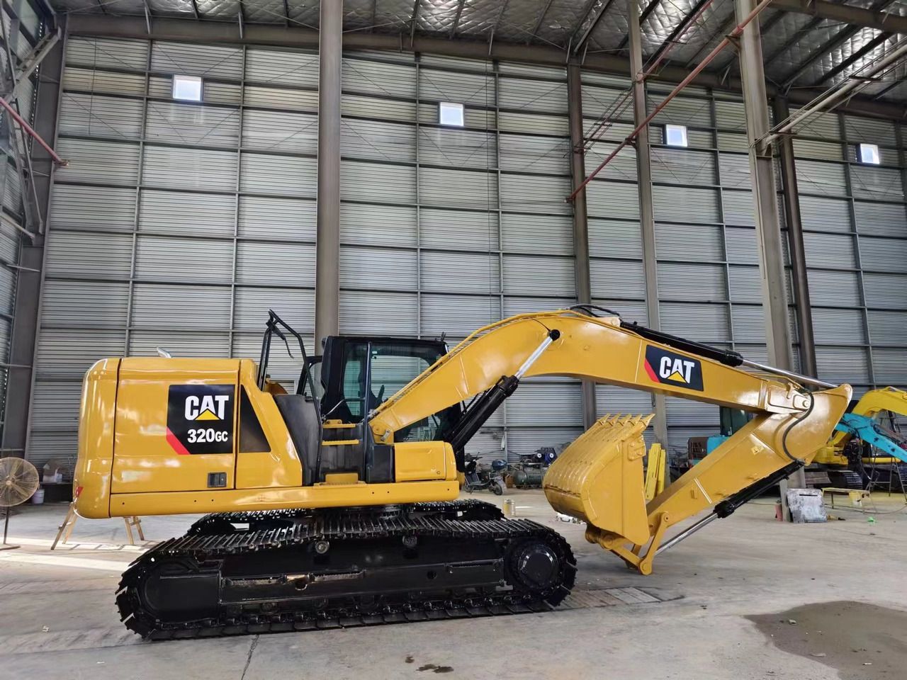 2023 Caterpillar 320GC crawler excavator, side view 2023 Caterpillar 320GC crawler excavator, side view