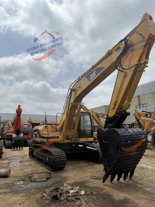 2016 Caterpillar 325BL crawler excavator, side view 2016 Caterpillar 325BL crawler excavator, side view