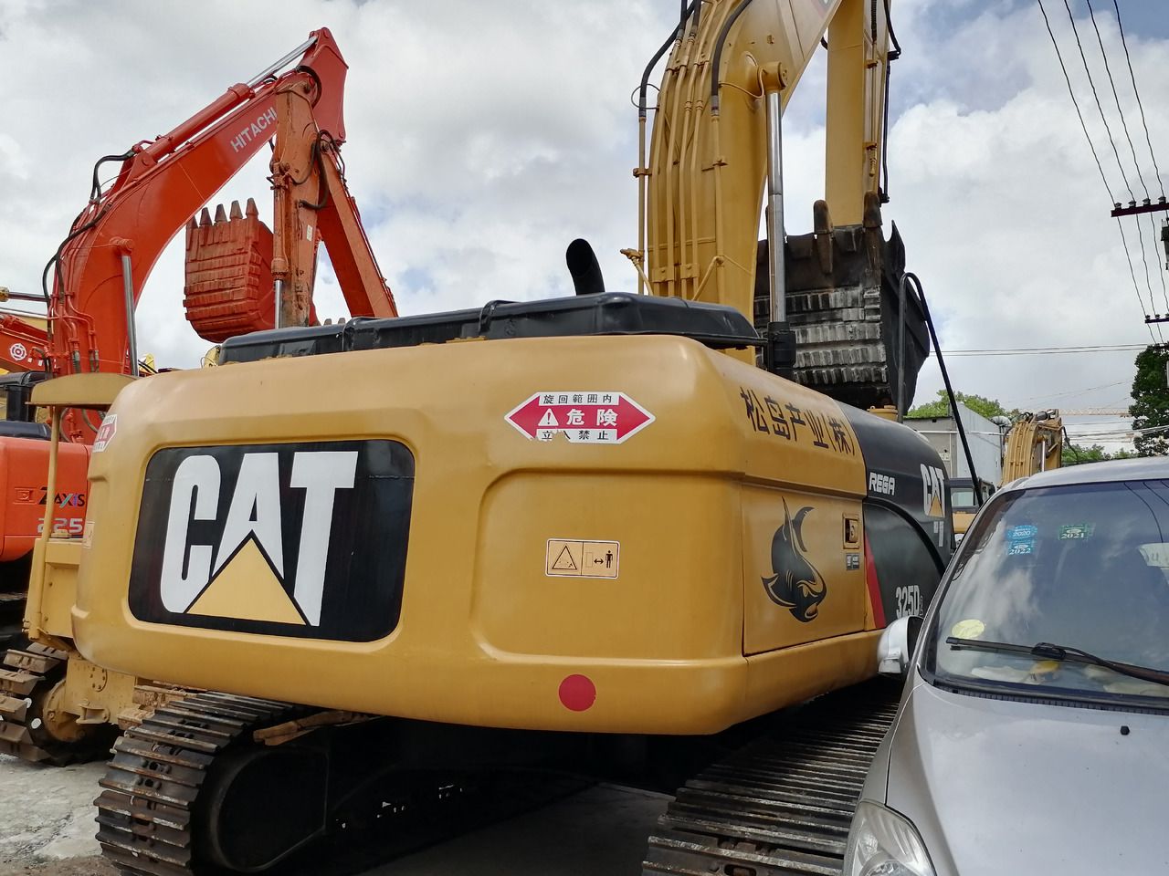 2022 Caterpillar 325D crawler excavator rear view 2022 Caterpillar 325D crawler excavator rear view