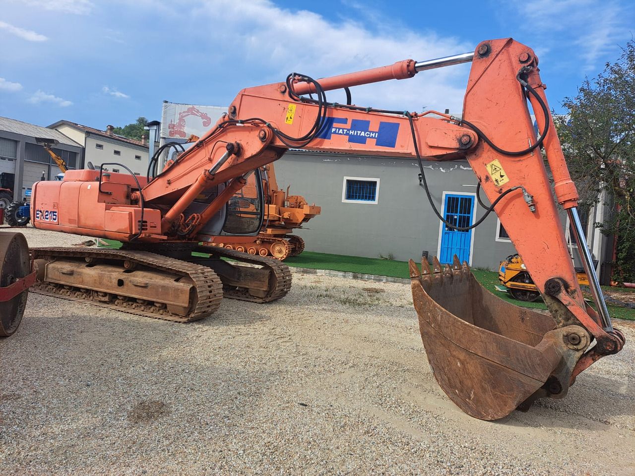 1998 Fiat-Hitachi EX 215 crawler excavator side view 1998 Fiat-Hitachi EX 215 crawler excavator side view