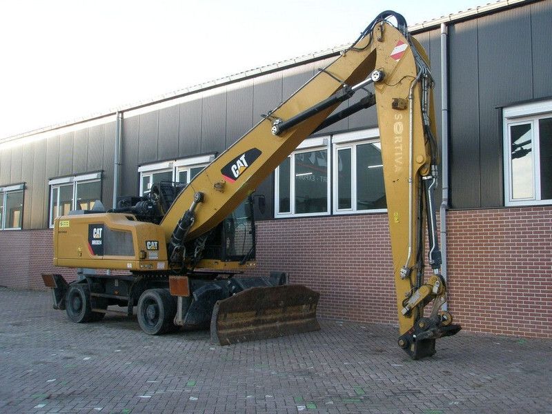 2015 Caterpillar MH3024 material handler side view 2015 Caterpillar MH3024 material handler side view