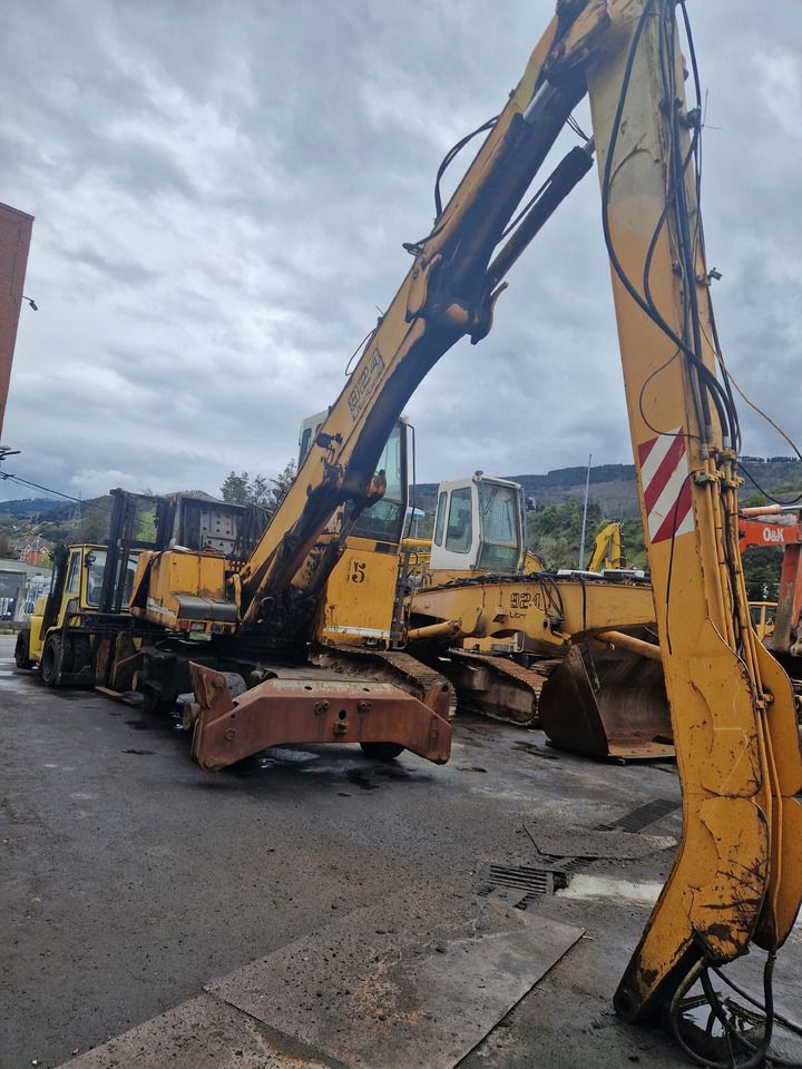2002 Liebherr A924C material handler, side view 2002 Liebherr A924C material handler, side view
