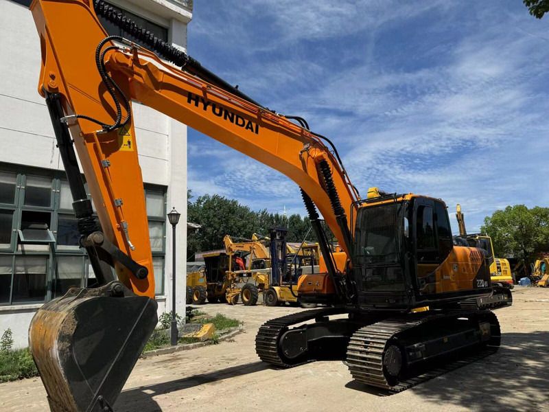 2023 Hyundai R220LC-9S crawler excavator, side view 2023 Hyundai R220LC-9S crawler excavator, side view