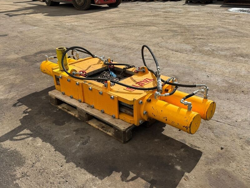 2016 Taets 16 pile breaker attachment, high-angle view