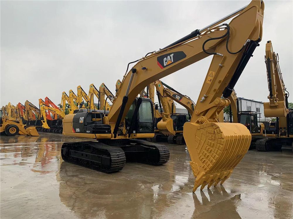 2023 Caterpillar 325D crawler excavator, side view 2023 Caterpillar 325D crawler excavator, side view
