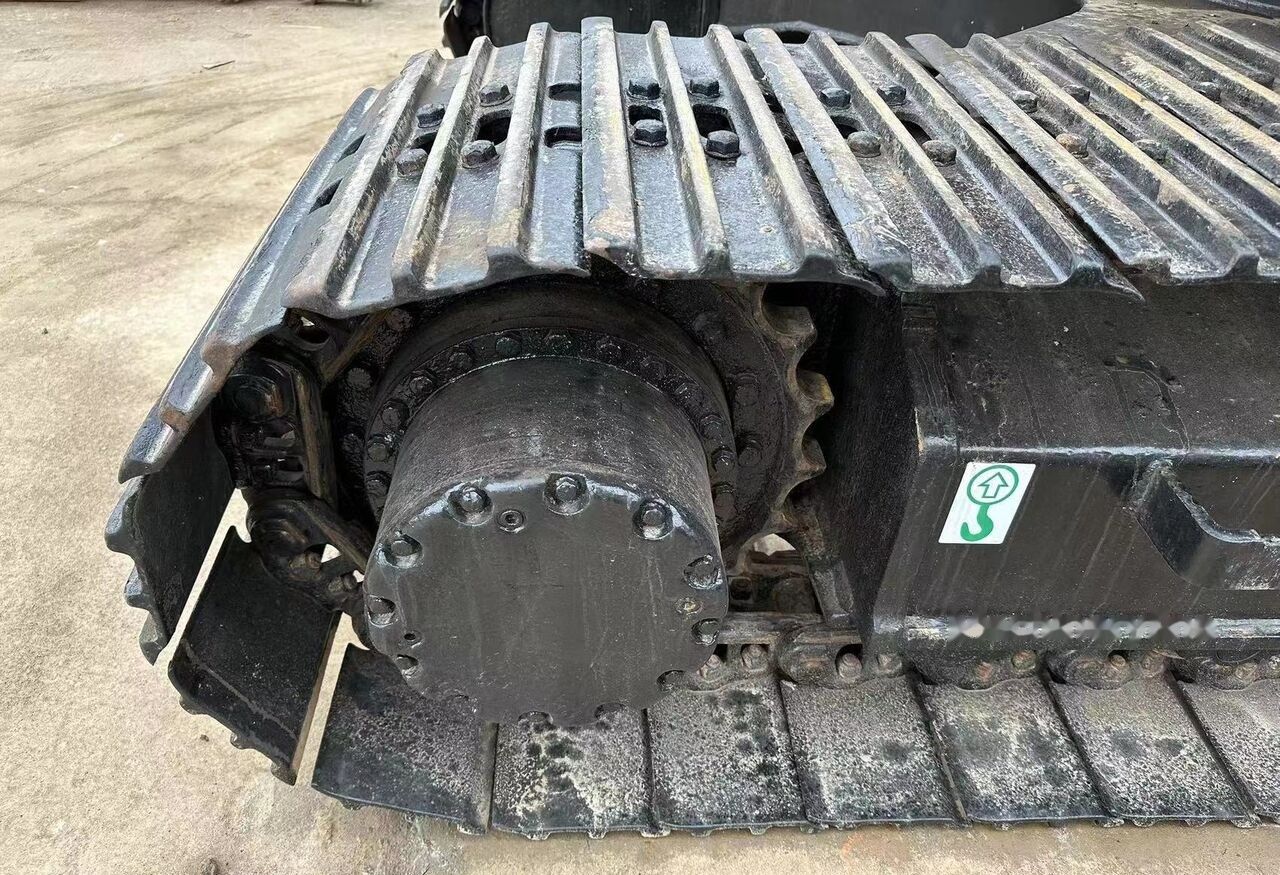 2018 Hitachi ZX200 crawler excavator track drive detail