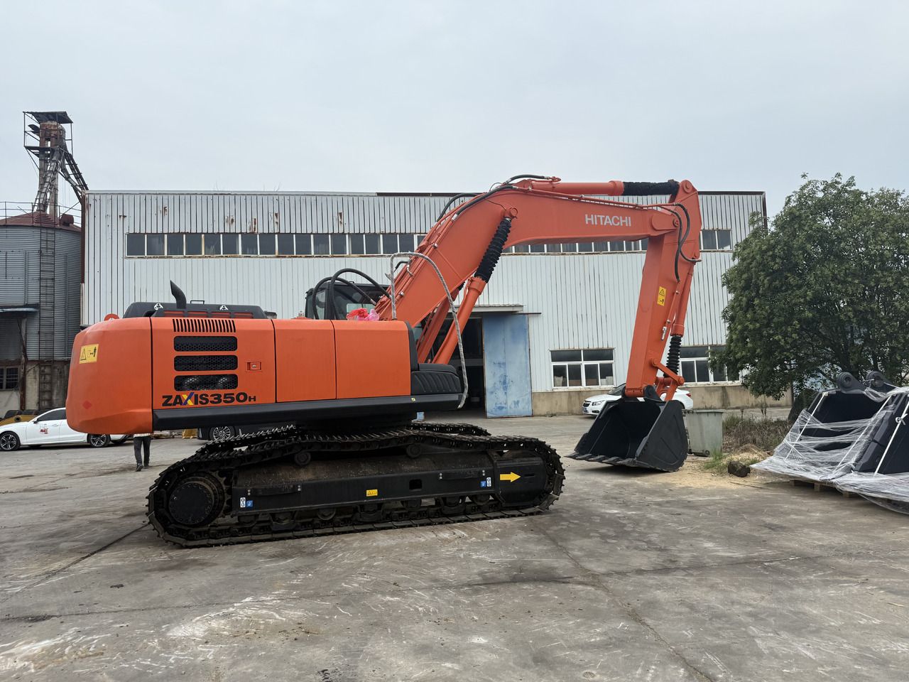 2022 Hitachi ZAXIS350H crawler excavator, side view