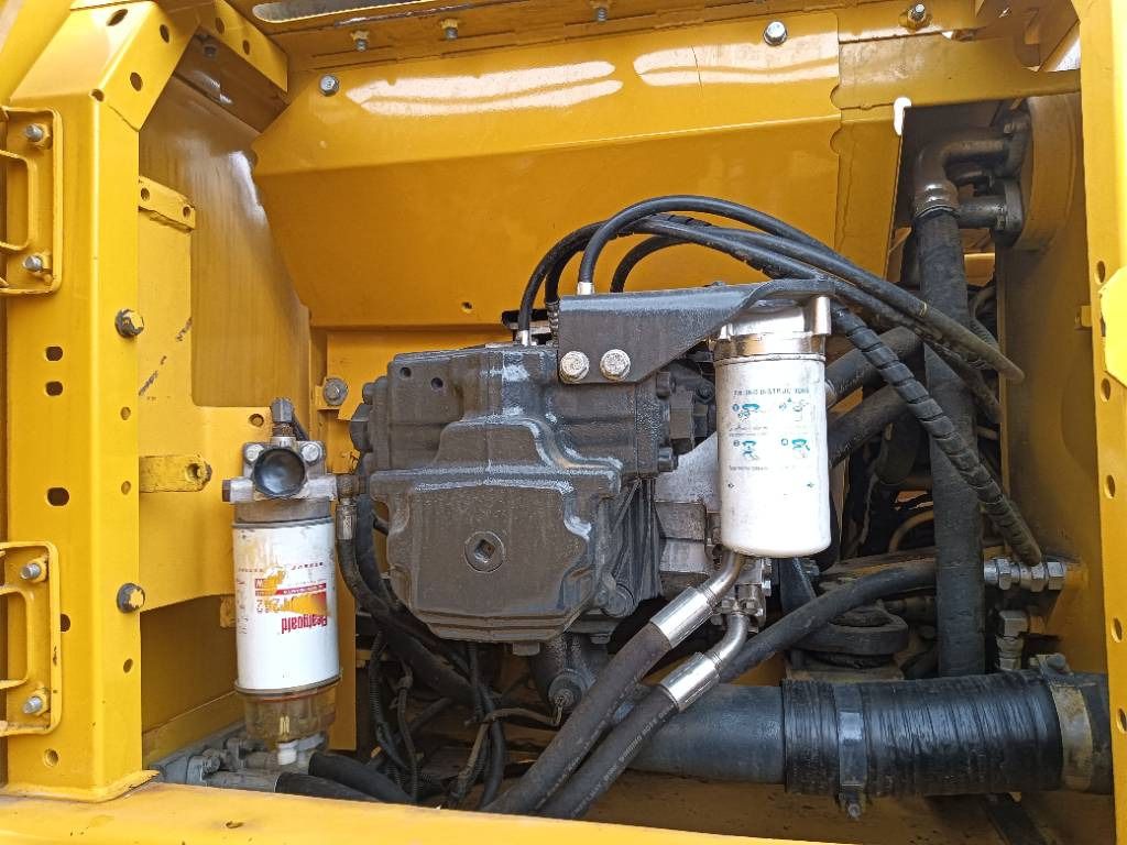 Vue du compartiment moteur d'une pelle sur chenilles Komatsu PC220-8 de 2021 Vue du compartiment moteur d'une pelle sur chenilles Komatsu PC220-8 de 2021