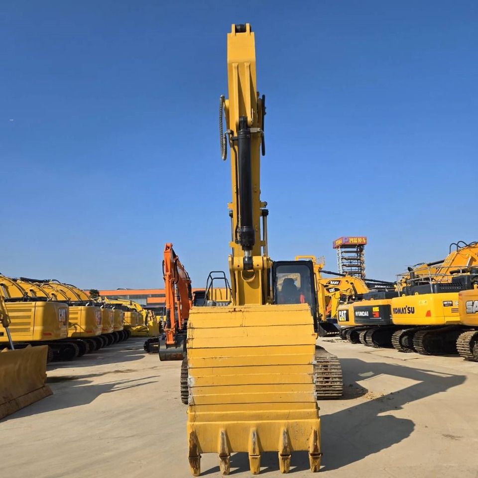2021 Caterpillar 336GC excavator, front view of bucket and boom 2021 Caterpillar 336GC excavator, front view of bucket and boom