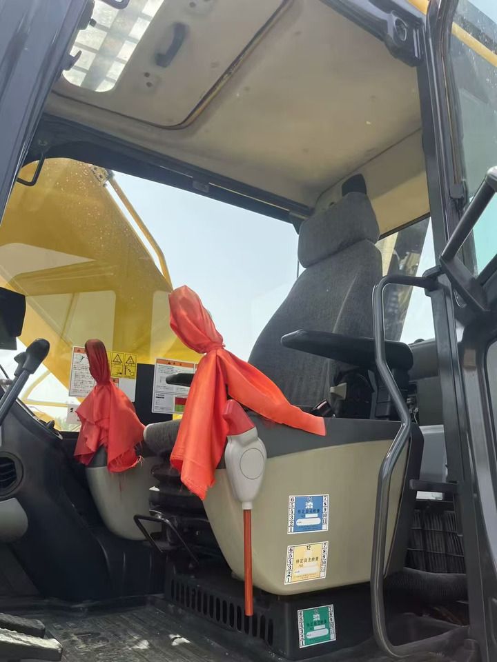 2021 Komatsu PC200 crawler excavator interior view 2021 Komatsu PC200 crawler excavator interior view