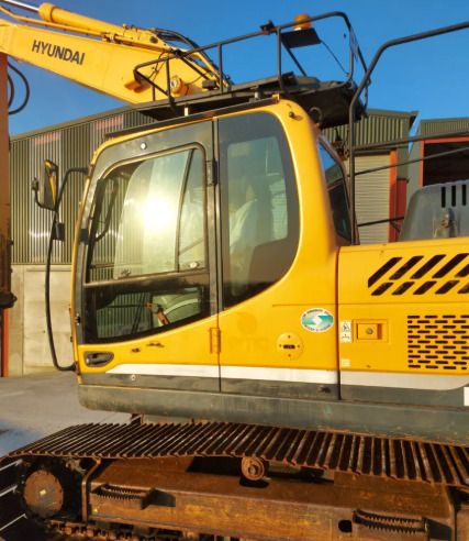 2016 Hyundai R140LC-9A crawler excavator cab and boom side view 2016 Hyundai R140LC-9A crawler excavator cab and boom side view