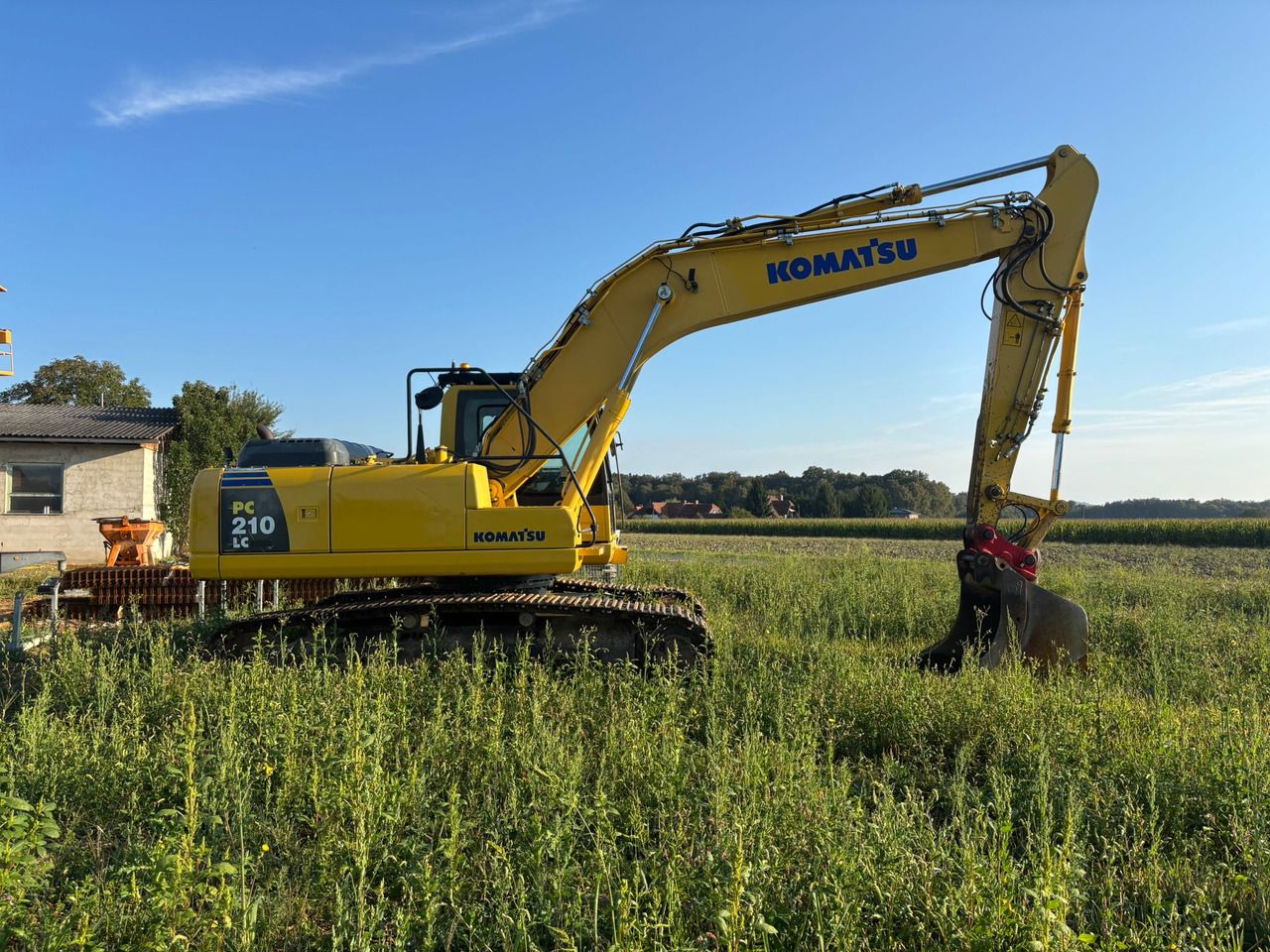 2013 Komatsu PC210LC-8 crawler excavator, side view 2013 Komatsu PC210LC-8 crawler excavator, side view
