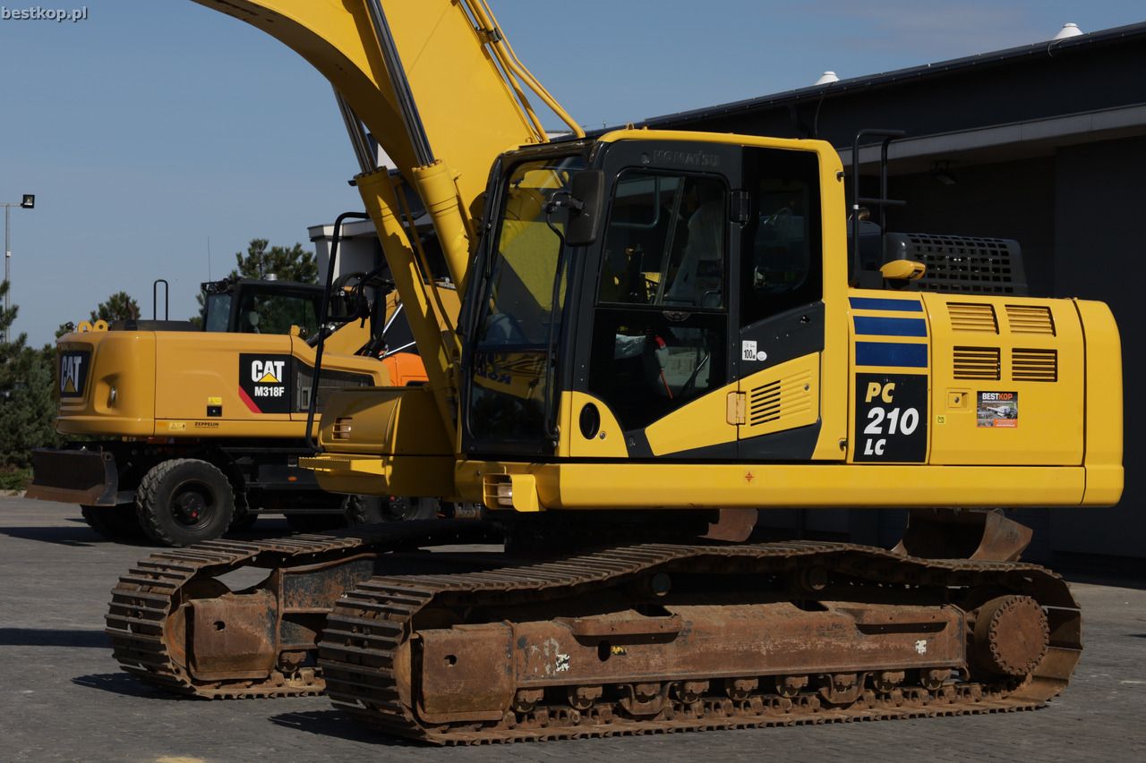 2018 Komatsu PC210LC-11 crawler excavator side view 2018 Komatsu PC210LC-11 crawler excavator side view