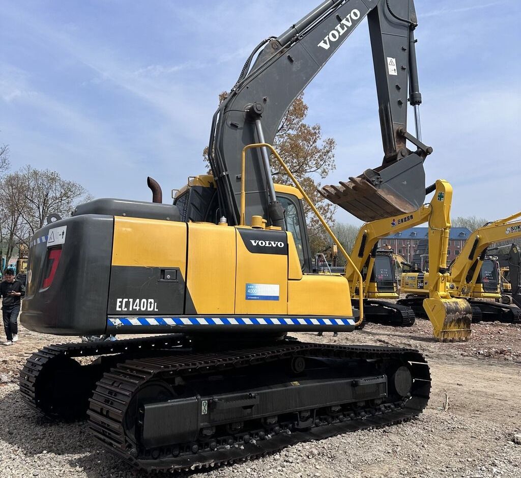 2020 Volvo EC140DL crawler excavator, rear three-quarter view 2020 Volvo EC140DL crawler excavator, rear three-quarter view