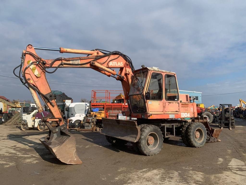 1993 Atlas 1304 wheel excavator, side profile view 1993 Atlas 1304 wheel excavator, side profile view