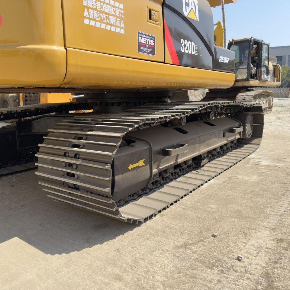 Escavadora de rastos Caterpillar 320D2L, vista lateral dos rastos e carroçaria Escavadora de rastos Caterpillar 320D2L, vista lateral dos rastos e carroçaria