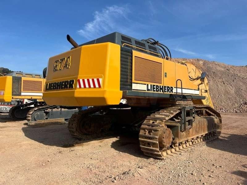 2002 Liebherr R974B crawler excavator rear view 2002 Liebherr R974B crawler excavator rear view