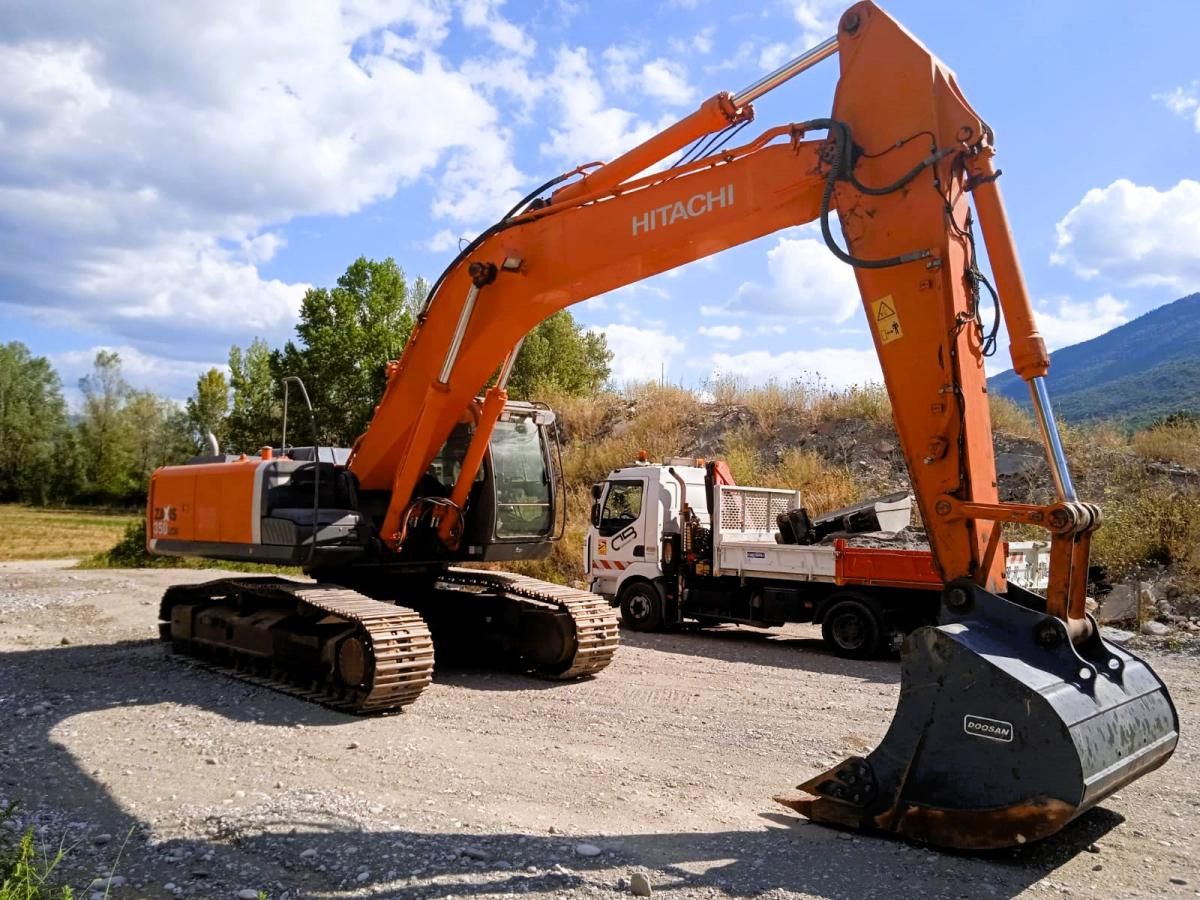 2011 Hitachi ZX350LCN-3 crawler excavator, side view 2011 Hitachi ZX350LCN-3 crawler excavator, side view