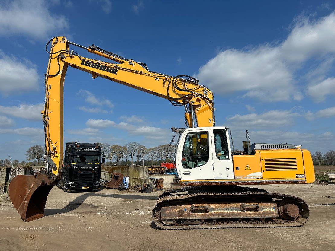 2009 Liebherr R934C HDSL crawler excavator, side profile view 2009 Liebherr R934C HDSL crawler excavator, side profile view