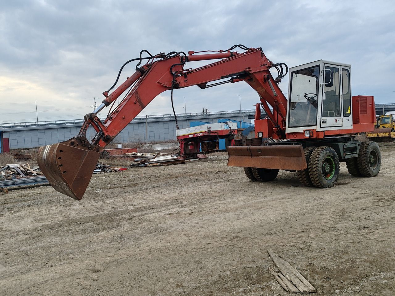 1988 CASE Poclain 61P wheel excavator, side view