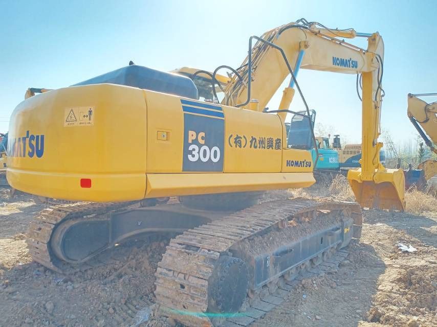 2022 Komatsu PC300 crawler excavator rear three-quarter view 2022 Komatsu PC300 crawler excavator rear three-quarter view